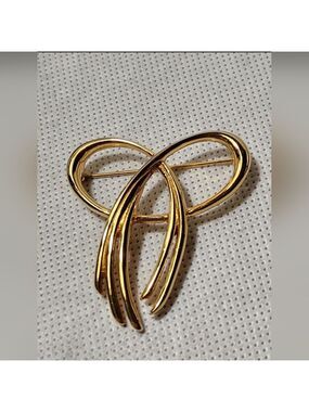 Vintage Signed TRIFARI Gold Tone Open Bow Brooch Pin